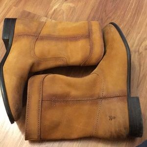 Distressed look Frye ankle boots!